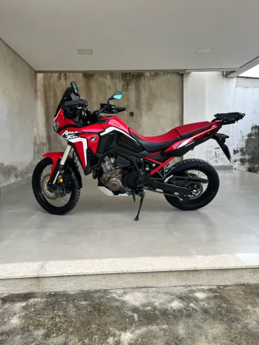 Vendo África twin 2021 moto pouco rodada para pessoas exigentes