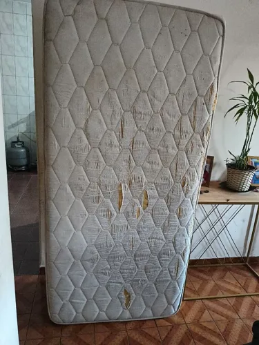 Cama Box solteiro para doação (bem desgastada)