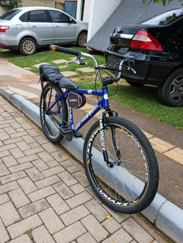 Bicicleta montadinha aro 26 semi nova só roda da frente com raio ruim
