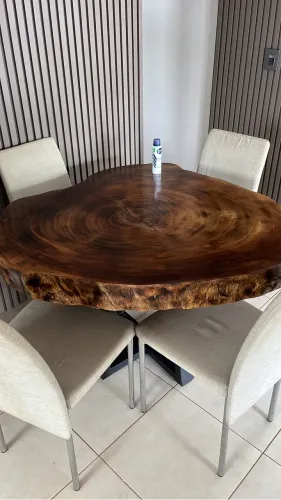 Mesa rústica redonda maciça pé de ferro 
