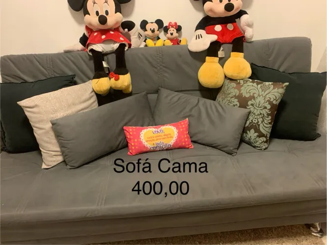 Vende-se um sofá cama , semi novo
