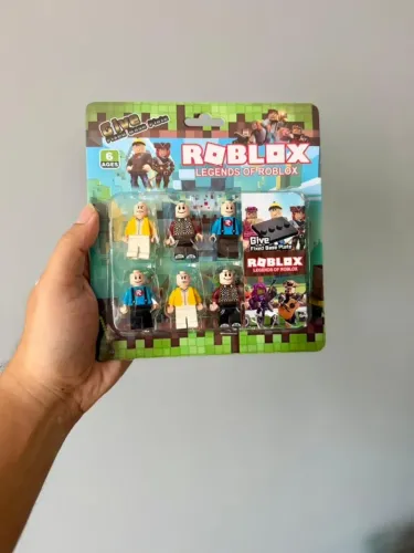 Kit 6 Bonecos Roblox com Base Modelo Novo