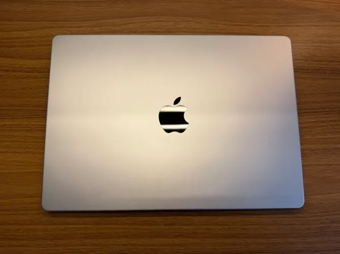 MacBook Pro M4 Pro, 48gb / 512gb / Silver / 16 Pol / 11 meses de garantia Apple Restantes.