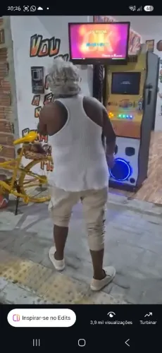 Jukebox karaokê com mais da 40mil músicas, sendo karaokê, músicas e vídeoclipe.