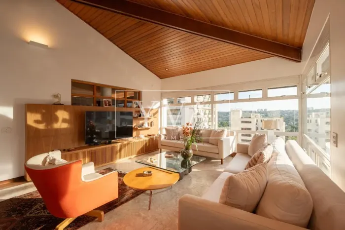 O Ápice do Morar Bem: Duplex com Quadra de Tênis Oficial no Itaim
