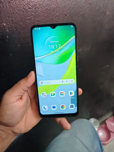 Moto e 13
