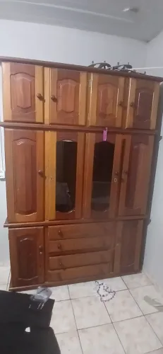Guarda roupa de angelim grande a única avaria e os vidros que quebraram