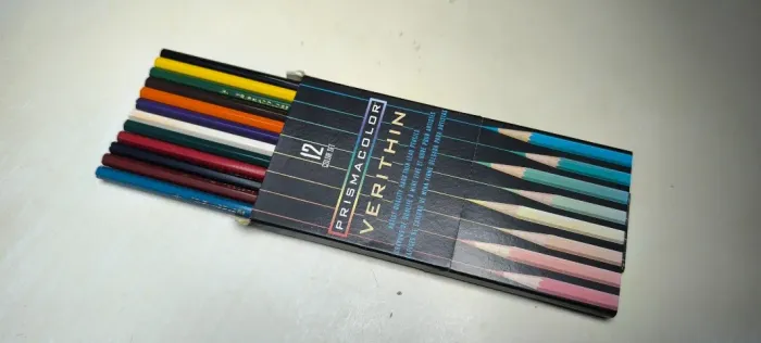 Conjunto de lápis de cor Prismacolor Verithin com 12 unidades. 