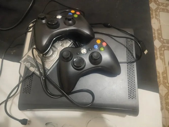 ? Xbox 360 Desbloqueado no HD + Jogos - Funcionando Perfeitamente + 2 controles novos