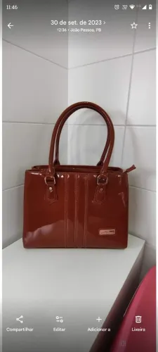Bolsa envernizada de ombro