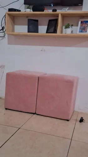 Estou vendendo esse dois puff na cor rosa bebe