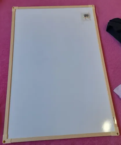 Quadro branco com borda de mdf 90x60cm, marca Stalo