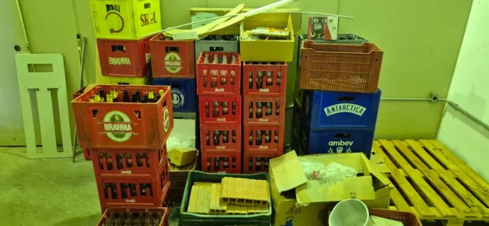 Engradado com vasilhame de cerveja e coca cola
