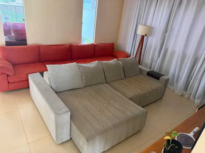 Sofá motorizado 4 lugares com chaise e aparador nas costas 