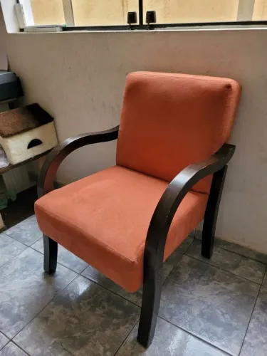Poltrona com braço amadeirado