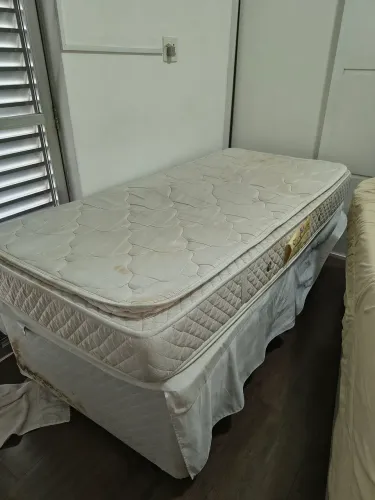 Cama de solteiro com baú com colchão USADA