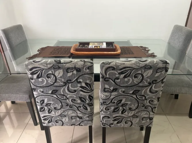 Mesa de jantar com tampa de vidro e 6 cadeiras em ótimo estado.