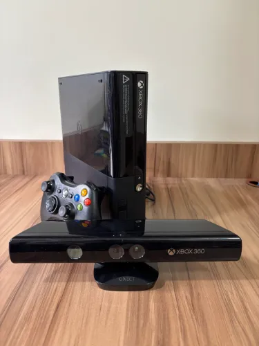 Xbox 360 Super Slim + Kinect + Controle