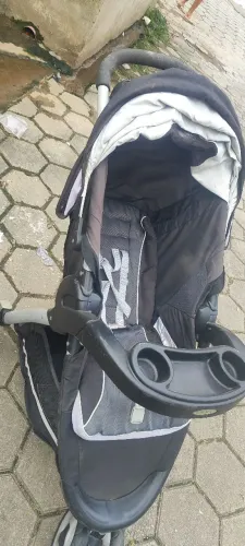 Carrinho de bebê com bebe conforto