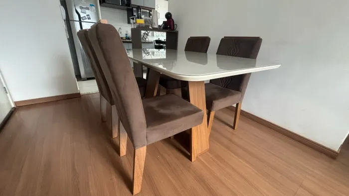 Conjunto de Sala de Jantar - Mesa com 4 Cadeiras