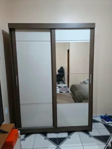 Guarda-Roupa de Solteiro + 44 Cabides de Brinde R$ 650