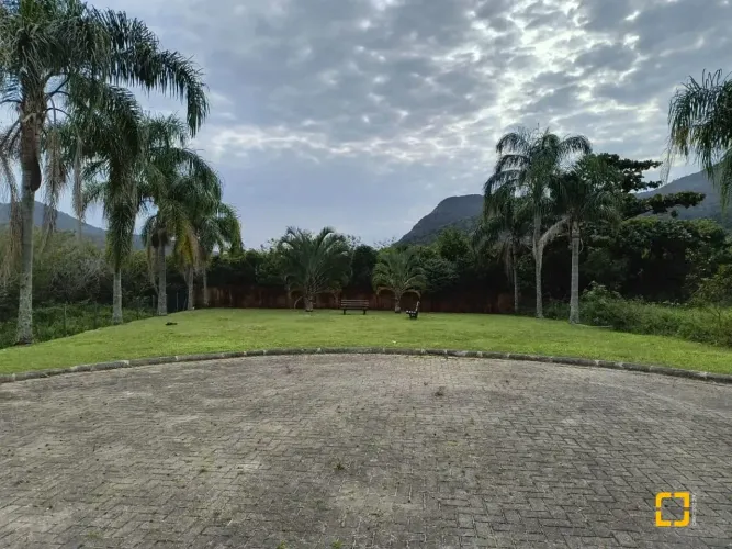 Terreno à venda com escritura pública à 500m do mar - Praia do Pântano do Sul em Florianóp