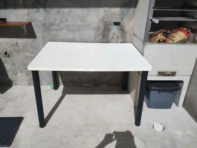 Mesa e cadeiras