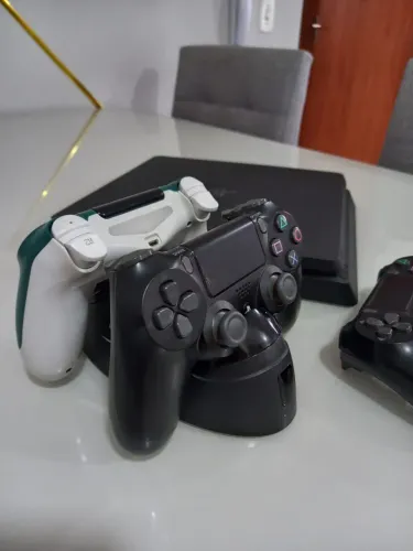 Vendo ps4 1 tb , 2 controles ,1 carregador de controle. R$ 2.000