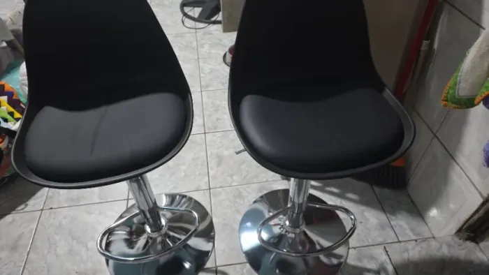 2 cadeiras infantis novas, para Salão de beleza