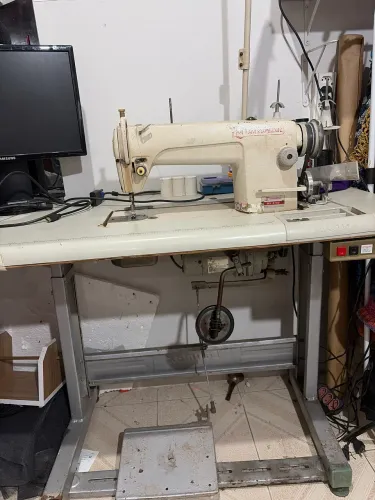 Máquina de costura reta industrial