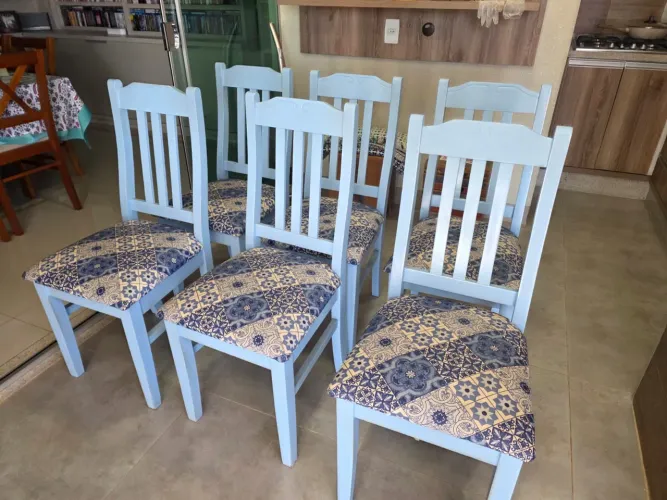 Vendo mesa e cadeiras