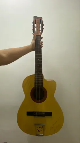 violão com cordas de aço