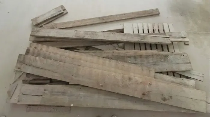 Lote Resto de Obra - 13 Tábuas Pinus + Sobras de Madeira Variadas