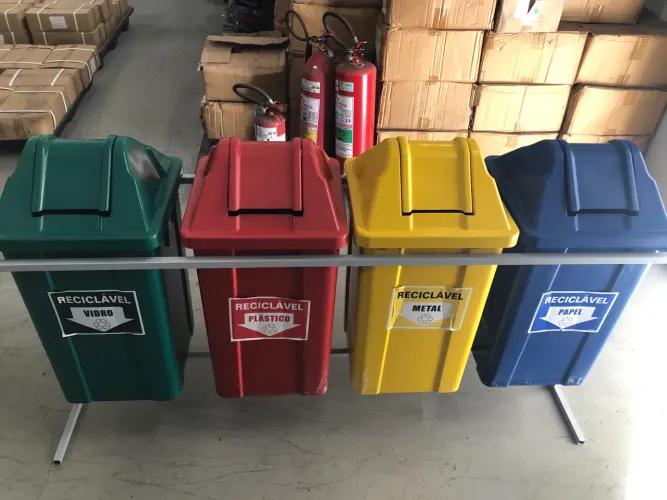Lixeira coleta seletiva 60L - 4 lixeiras de plástico com suporte de ferro