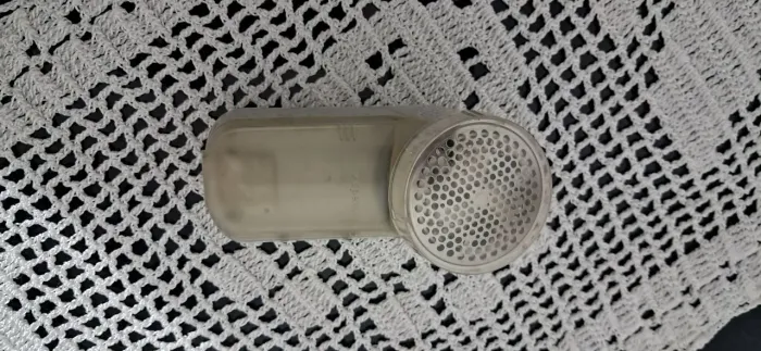 Maquinhina de tirar bolinha de roupa.