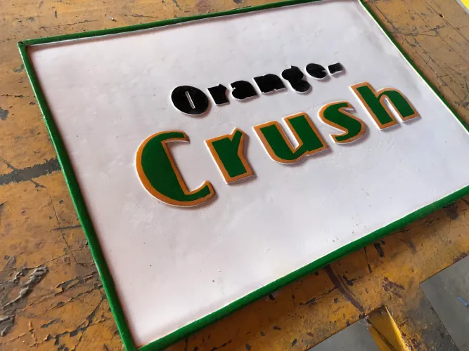 Placa de metal em alto relevo Crush