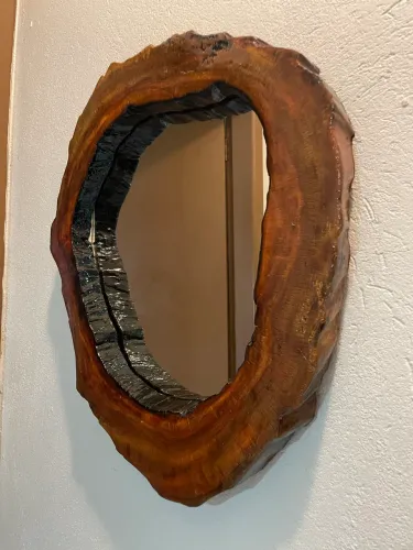 Espelho com moldura de madeira