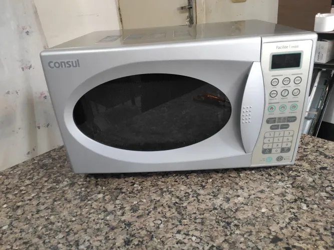 Microondas Consul 30 litros, com garantia de 3 meses.