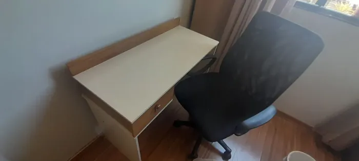 VENDO MESA PARA COMPUTADOR E CADEIRA GIRATÓRIA 