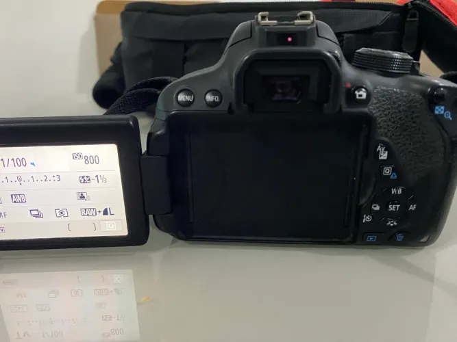 Vendo câmera cânon T5i com duas lentes e duas baterias e bag 