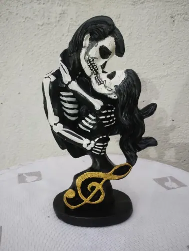 Estátua gótica decorativa - Casal caveira - resina - 30 cm
