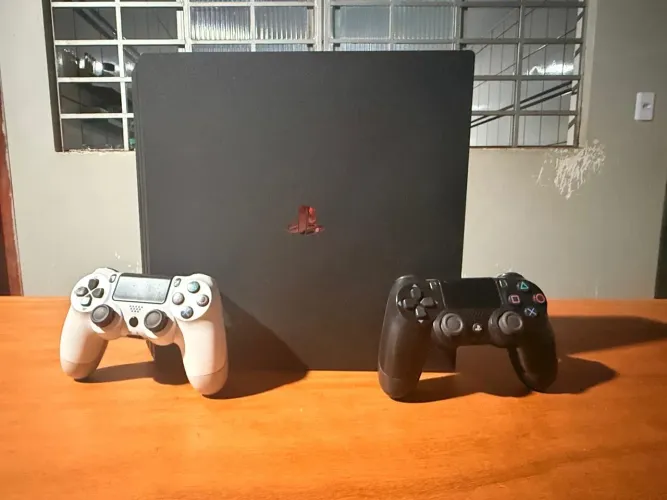 Playstation4 pro com 2 controles originais 