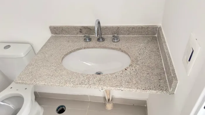 Bancadas de Granito, Cubas, Torneiras e 2 Vasos Sanitários Novos