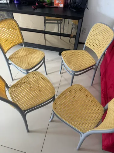 ? Jogo com 4 cadeiras estilo rattan