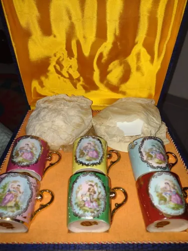 Conjunto café xícaras e pires - porcelana dp541 / cena galante pintura em ouro (na caixa)