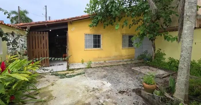 A Casa Ideal Para Você ! R$ 270 MIL Apenas 4 minutos de caminhada até a praia e espaçosa!