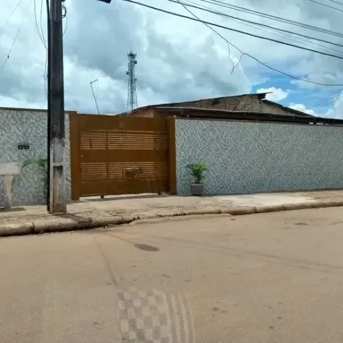 CASA À VENDA EM CANDEIAS DO JAMARI - na Avenida Principal