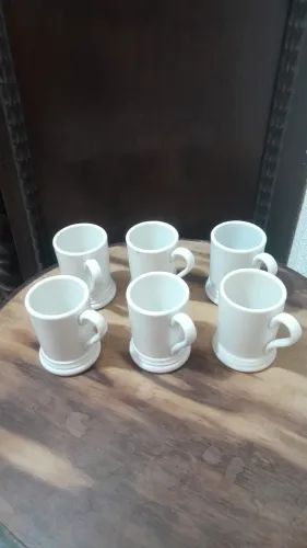 Antigas canequinhas de chocolate em porcelana