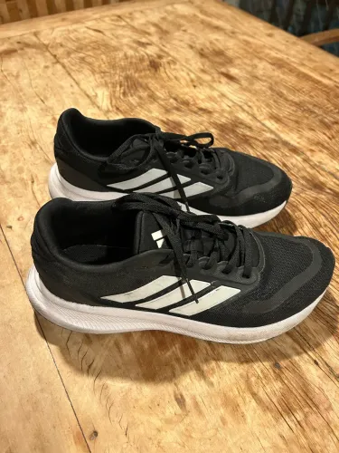Tênis seminovo adidas!!!