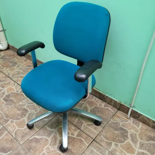 Cadeira giratória almofadada e com apoio de braço para escritório.